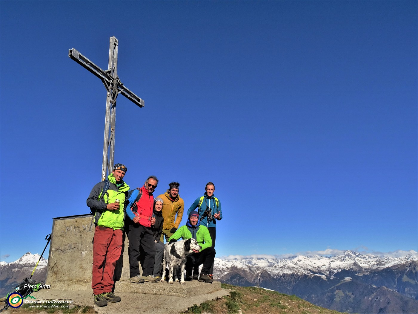 53 Alla croce di vetta del Venturosa (1999 m) con giovani amici.JPG